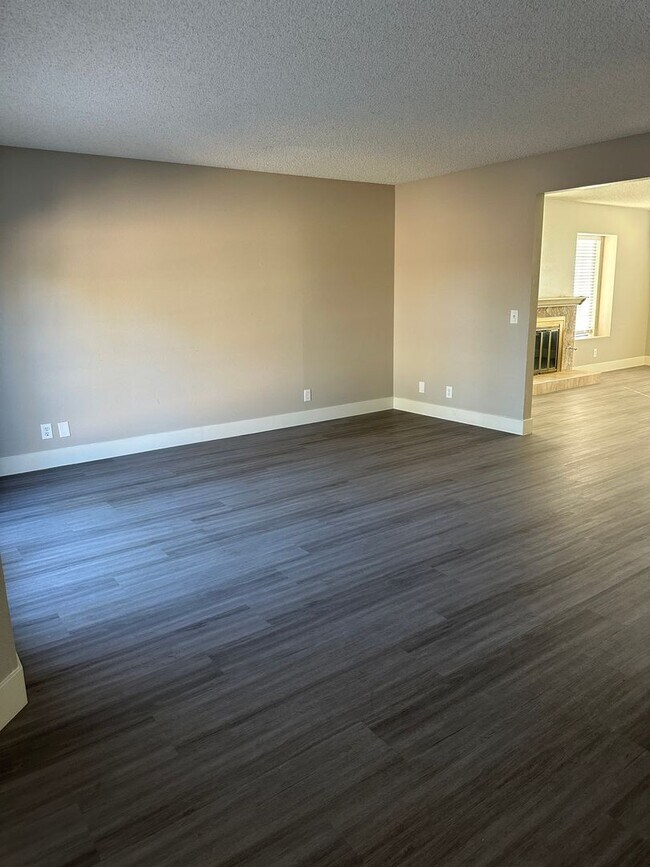 Building Photo - 126 Elegante Way
