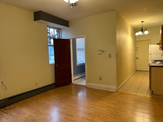 Building Photo - 1st Floor 1 Bedroom 1 Bathroom Apt Located...