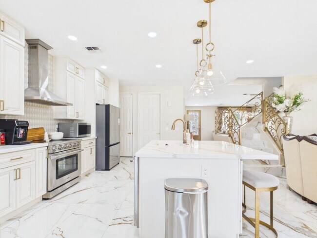 Building Photo - Luxury Awaits with Designer Details