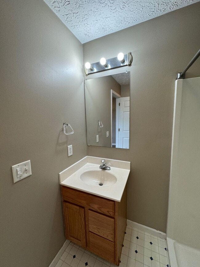 Building Photo - Candler - 2 Bedroom Available Now