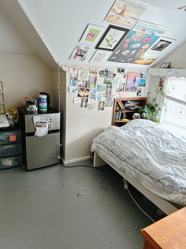 Building Photo - PRELEASE: 4 bd/1ba across from Laurel Park + near WWU