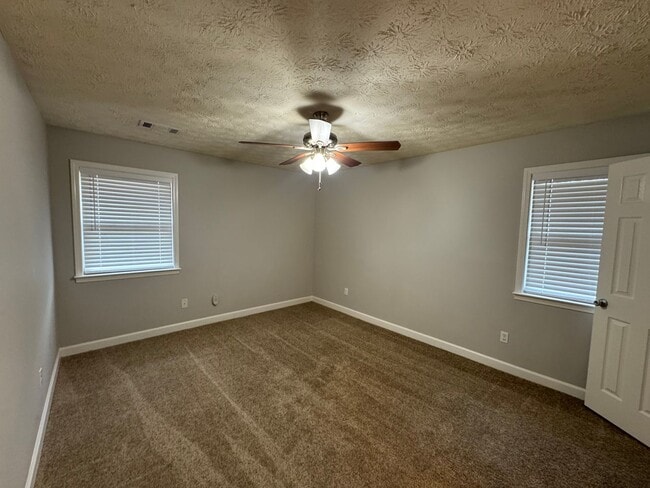 Building Photo - Lovely Brick Home!