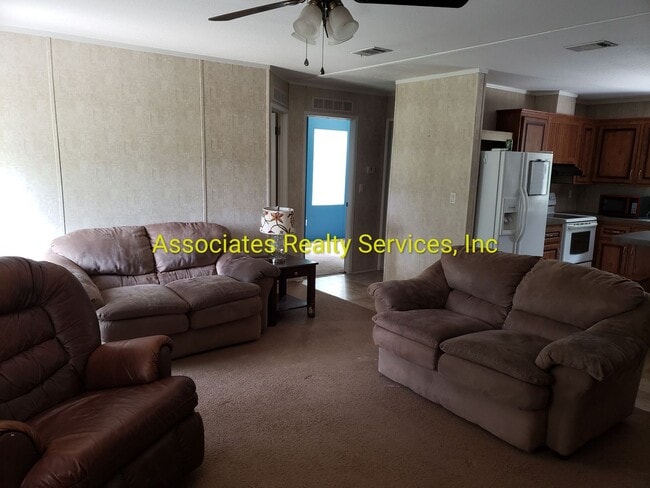 Building Photo - Remodeled and just on the Market!