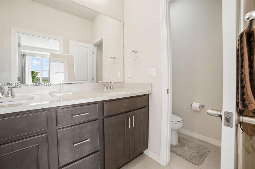 Building Photo - 4154 Greenway Dr