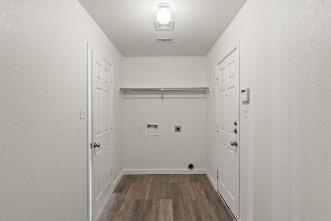 Building Photo - 1609 Paint Brush Dr