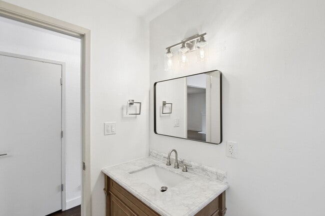 Building Photo - 4 Bedroom 2 Bathroom - Freshly Remodeled Available for Immediate Move-In