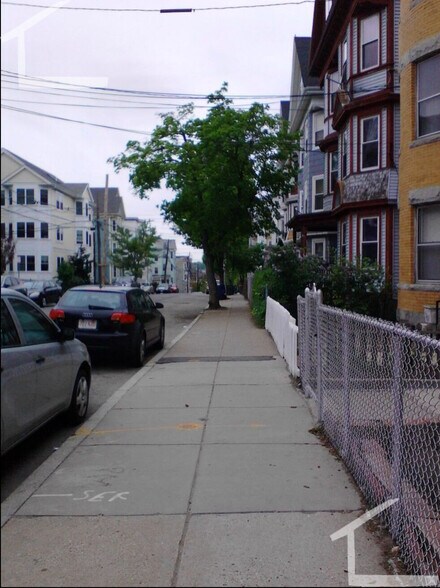 Building Photo - 99 Calumet St