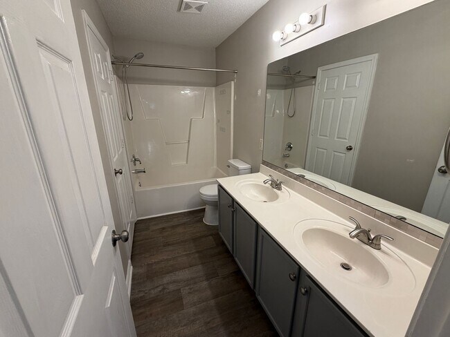 Building Photo - Beautiful 3-bedroom, 2.5-bathroom townhome