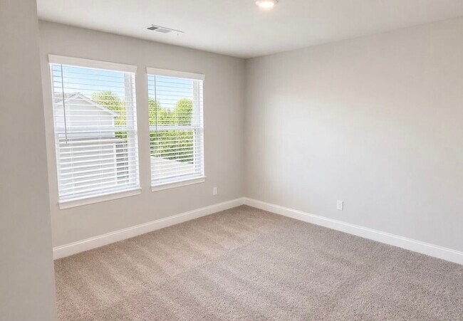 Building Photo - 373 Oakwood Dr NW