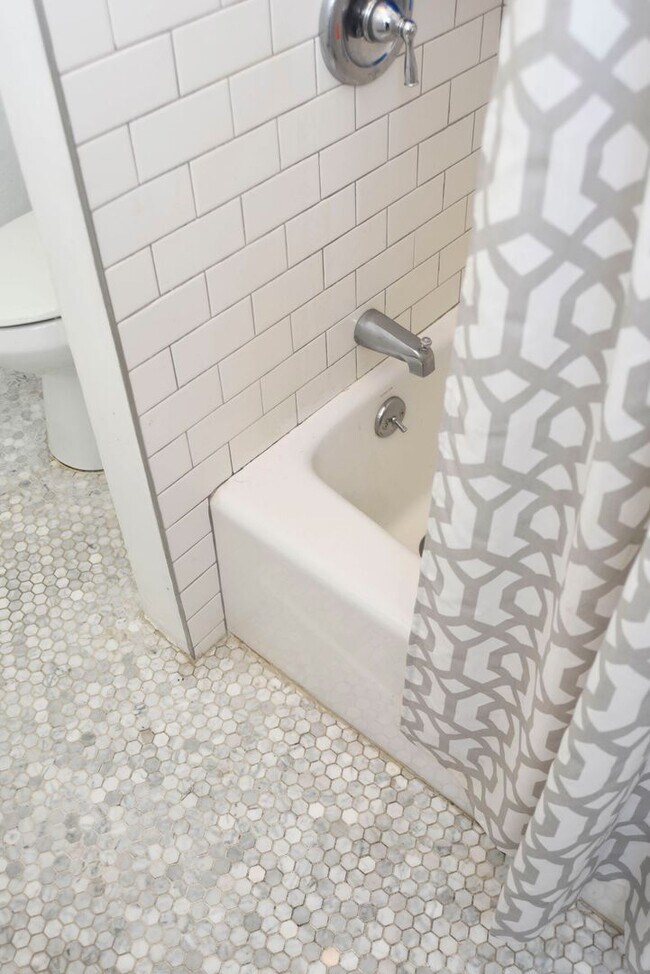 Building Photo - Charming Upper Floor 2 Bed / 1 Bath with Bonus Studio in a Prime Echo Park Location