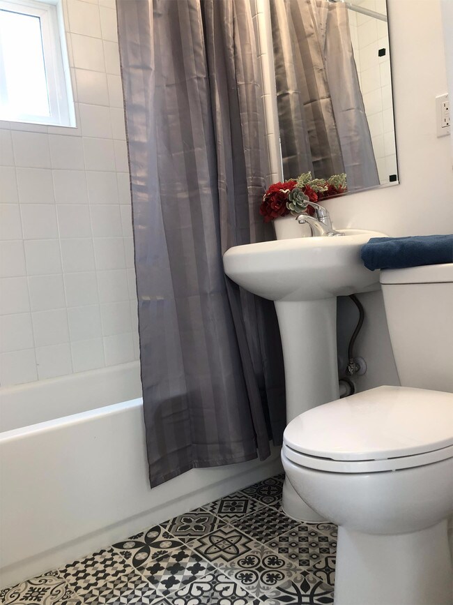 Building Photo - 526 Golden Ave