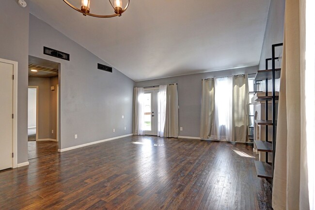 Building Photo - 1521 Desert Ridge Ave