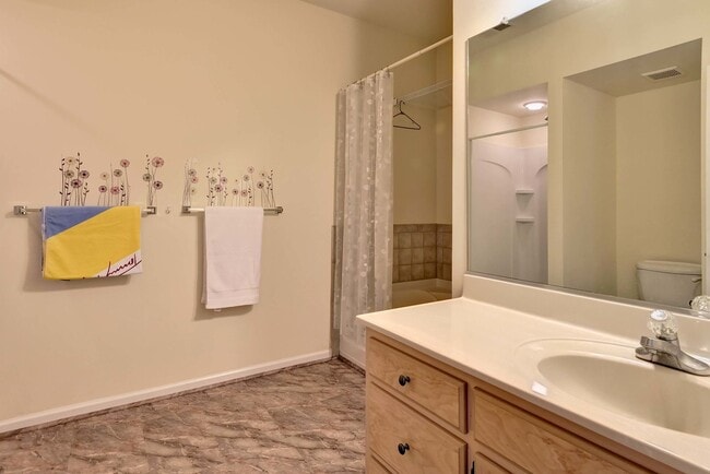 Building Photo - Spacious 3 Bedroom 2.5 Townhome Near Fort Eustis - Granite Kitchen & Fenced In Backyard