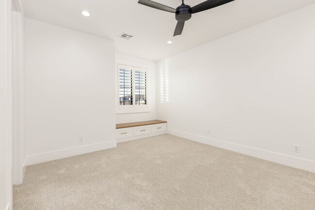 Building Photo - 6 bedroom with RV Garage and Hot Tub