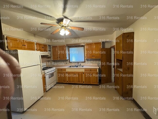 Building Photo - $1095- 4 bed 2 bath - Single Family Home