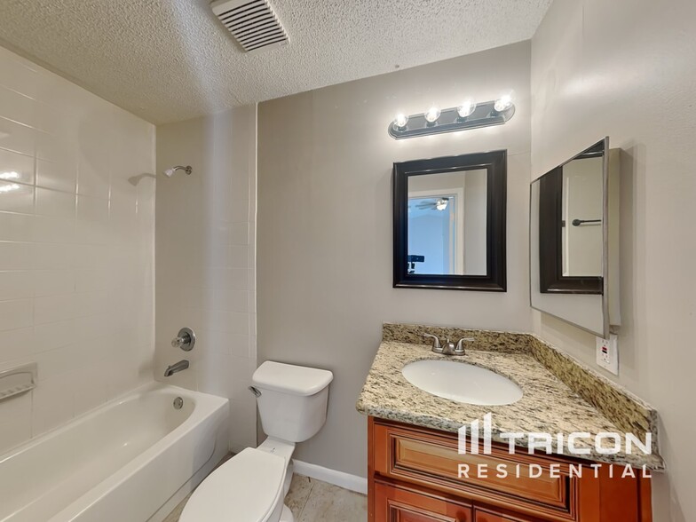 Building Photo - 1464 Tiverton Dr