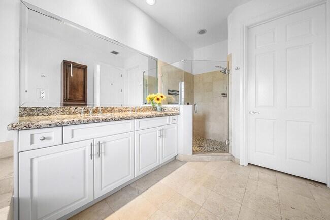 Building Photo - 824 Virginia Gardens Dr