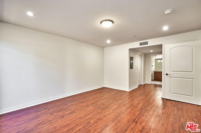 Building Photo - 4822 Elmwood Ave