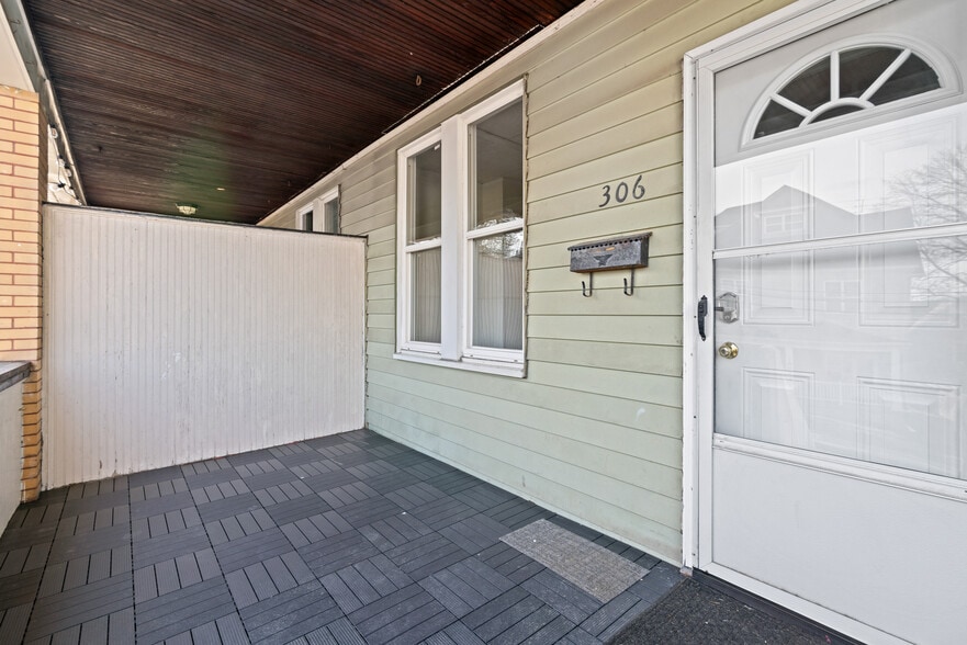 Building Photo - 306 7th Ave