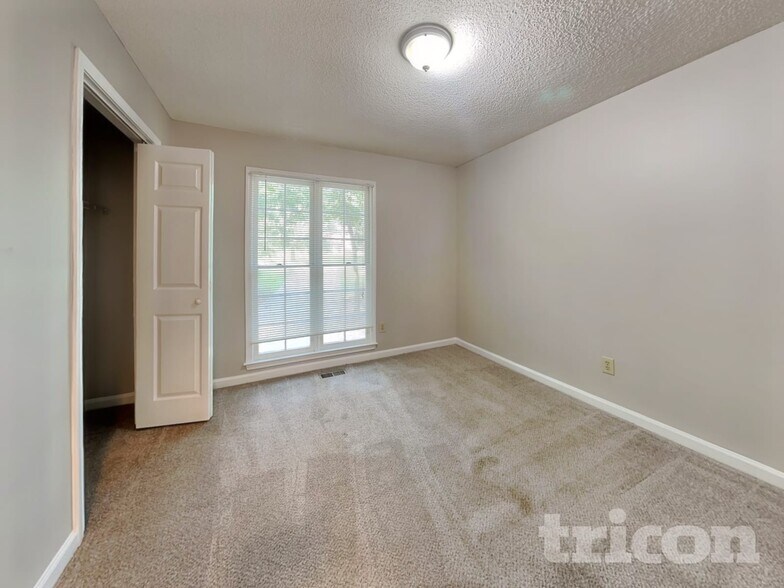 Building Photo - 5450 Bridle Dr