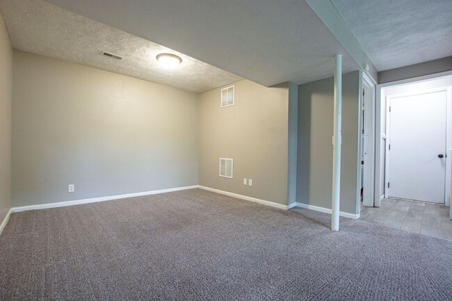 Building Photo - Split Entry 3 Bedroom / 1.5 Bath Home