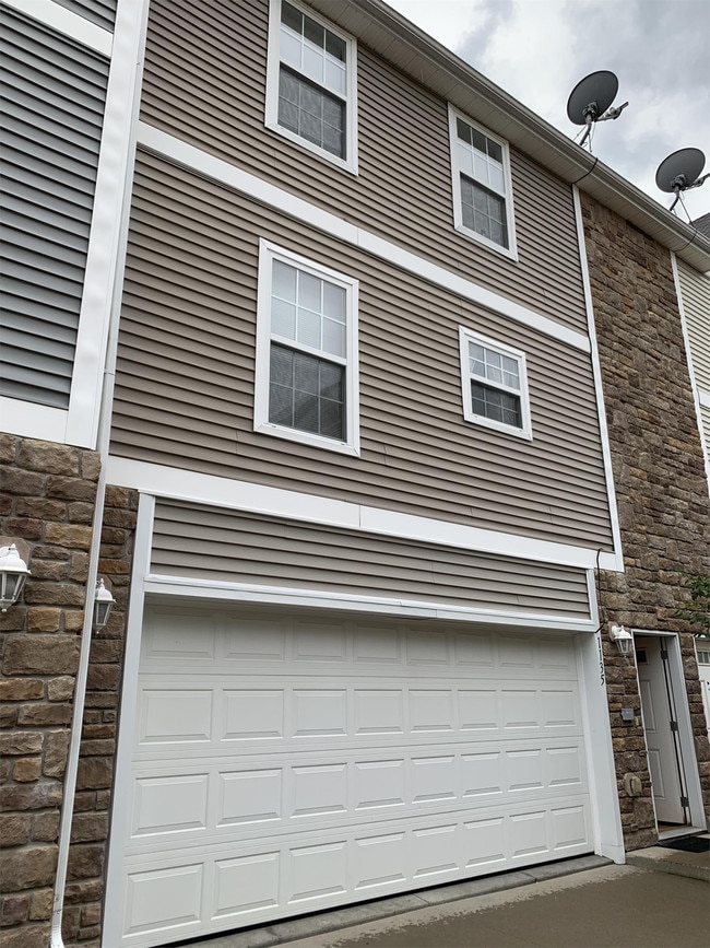 Building Photo - 1135 Redstone Ln