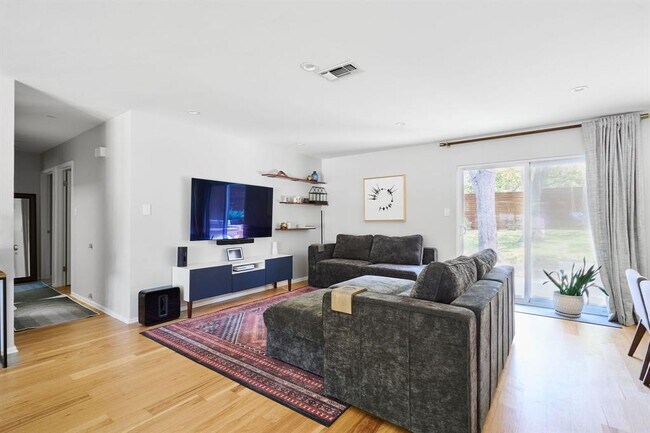 Building Photo - 1805 St Albans Blvd