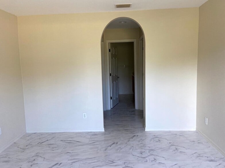Building Photo - Available Now!!!. Huge 4 bedroom/Greenbriar Area.