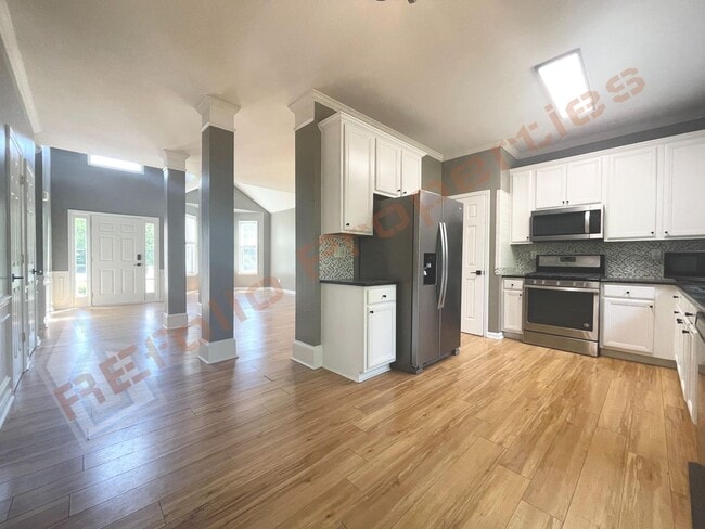 Building Photo - Lovely 4 Bedroom, 2.5 Bath Home w/ 2-Car G...