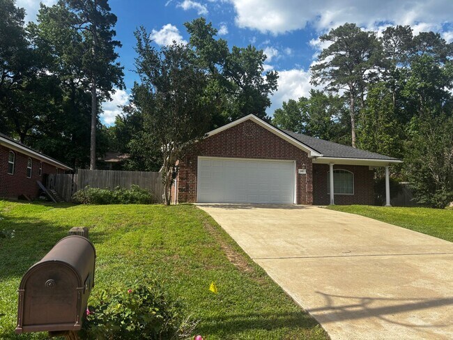 Building Photo - 3 bed 2 bath House
