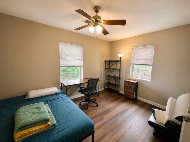 Building Photo - 643 Golfview Dr