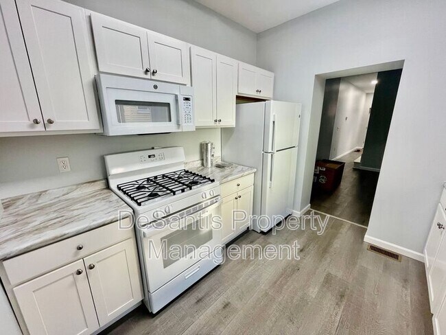 Building Photo - 2 Edith Pl