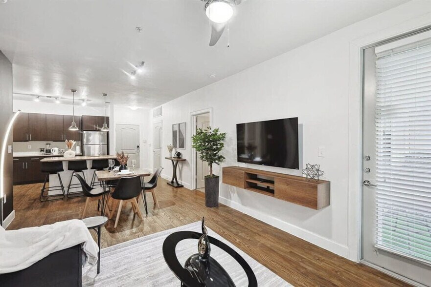 Building Photo - 5445 Town and Country Blvd