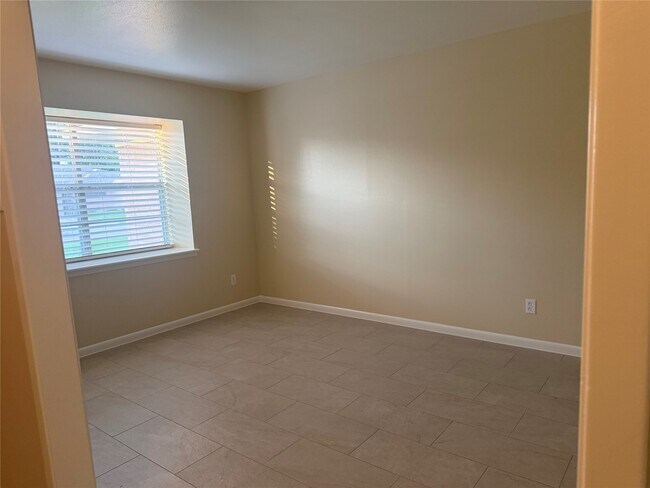 Building Photo - 7335 Tanager St
