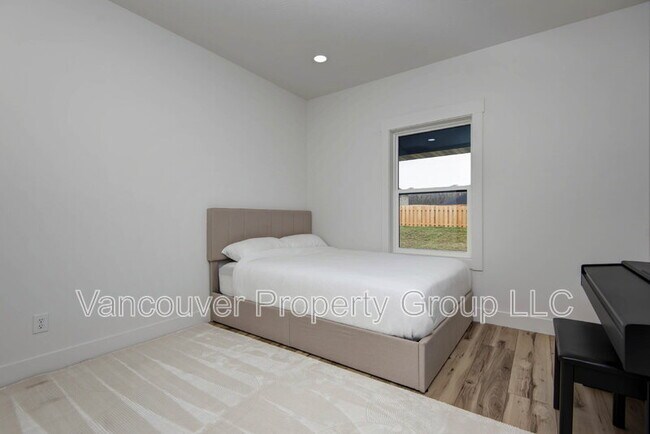 Building Photo - 5075 E Ferdinand Ct