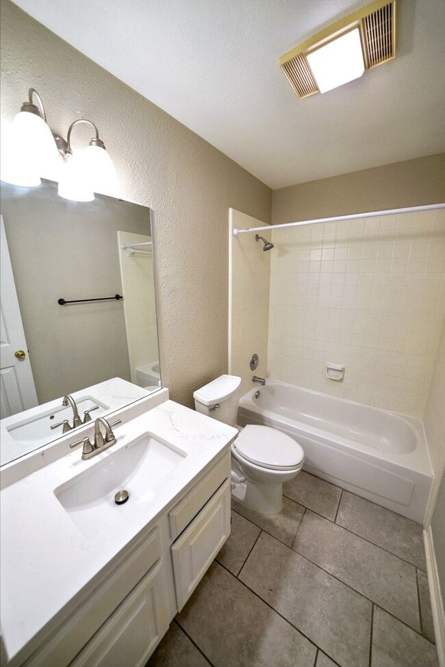 Building Photo - Beautiful Home in the desirable Shavano Ga...