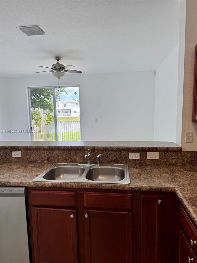 Building Photo - 2853 SE 1st Dr