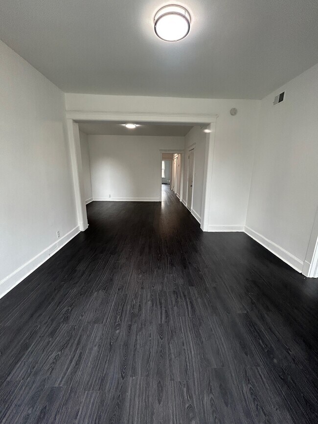 Building Photo - 704 W Garfield Blvd