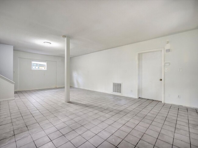 Building Photo - 631 32nd Ave Dr E