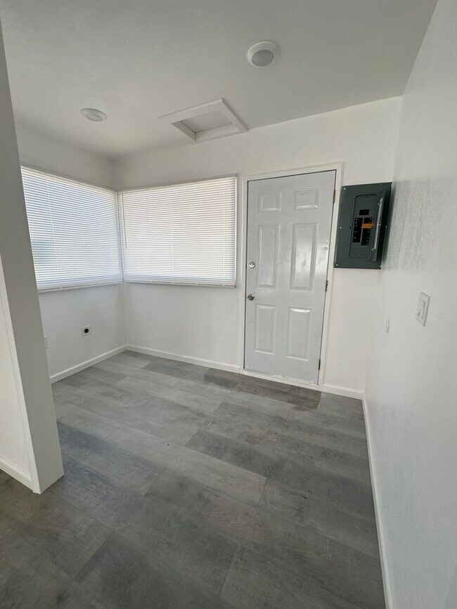 Building Photo - 317 Martin St