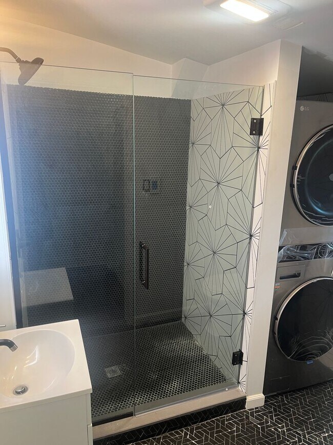 Building Photo - Newly Renovated 1 Bedroom, 1 Bath Apartmen...