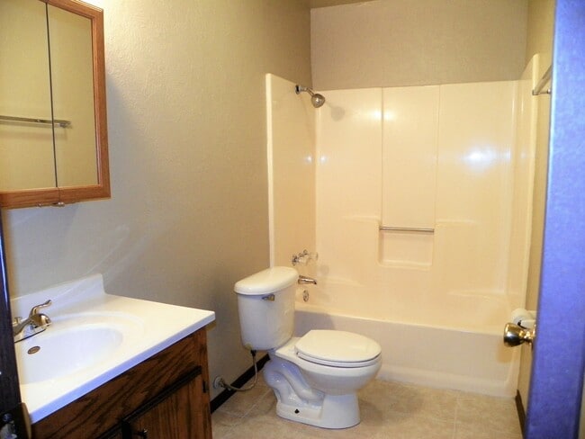 Building Photo - 3 Bedroom Brick home in Tecumseh