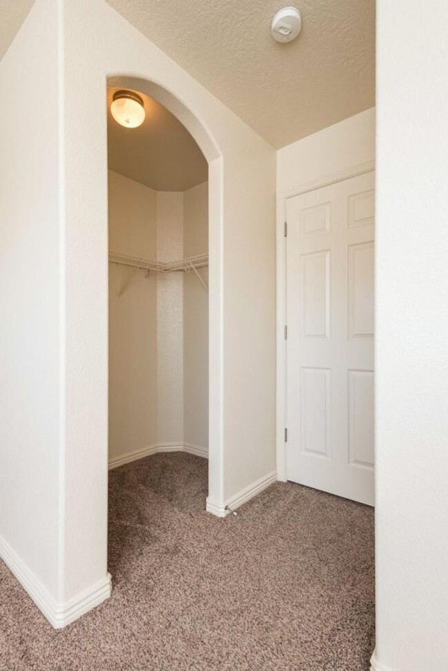 Building Photo - Hidden Valley Townhome - most utilities in...