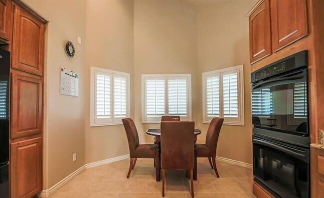 Building Photo - Welcome to this stunning 3-bedroom, 2.5-bathroom home located in the desirable city of Las Vegas!