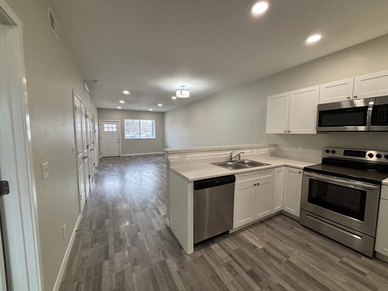 Primary Photo - 1601 Kimbark St