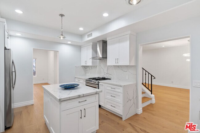Building Photo - 851 N San Vicente Blvd