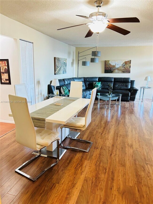 Building Photo - 800 Parkview Dr