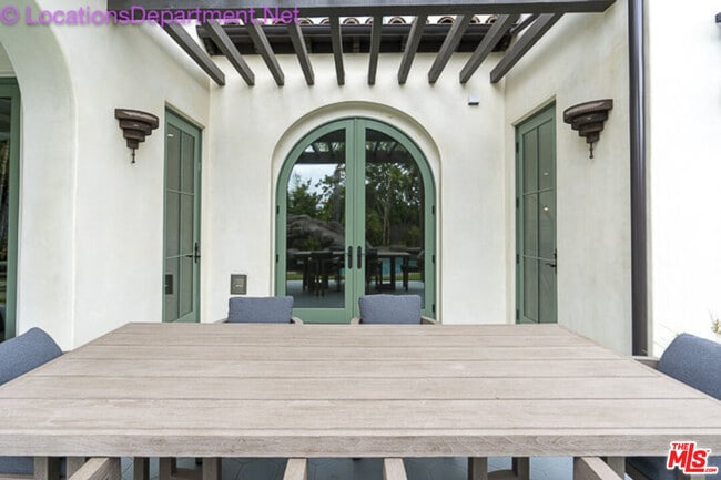 Building Photo - 5861 Ridgebrook Dr