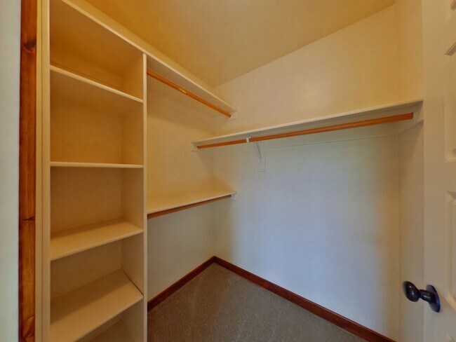 Building Photo - PET FRIENDLY! Beautiful 3 bedroom 2 1/4 bath townhouse in 4 Corners! Fenced backyard!