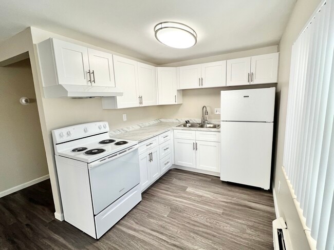 Experience culinary delight in this bright and modern kitchen setup. - Jefferson Park